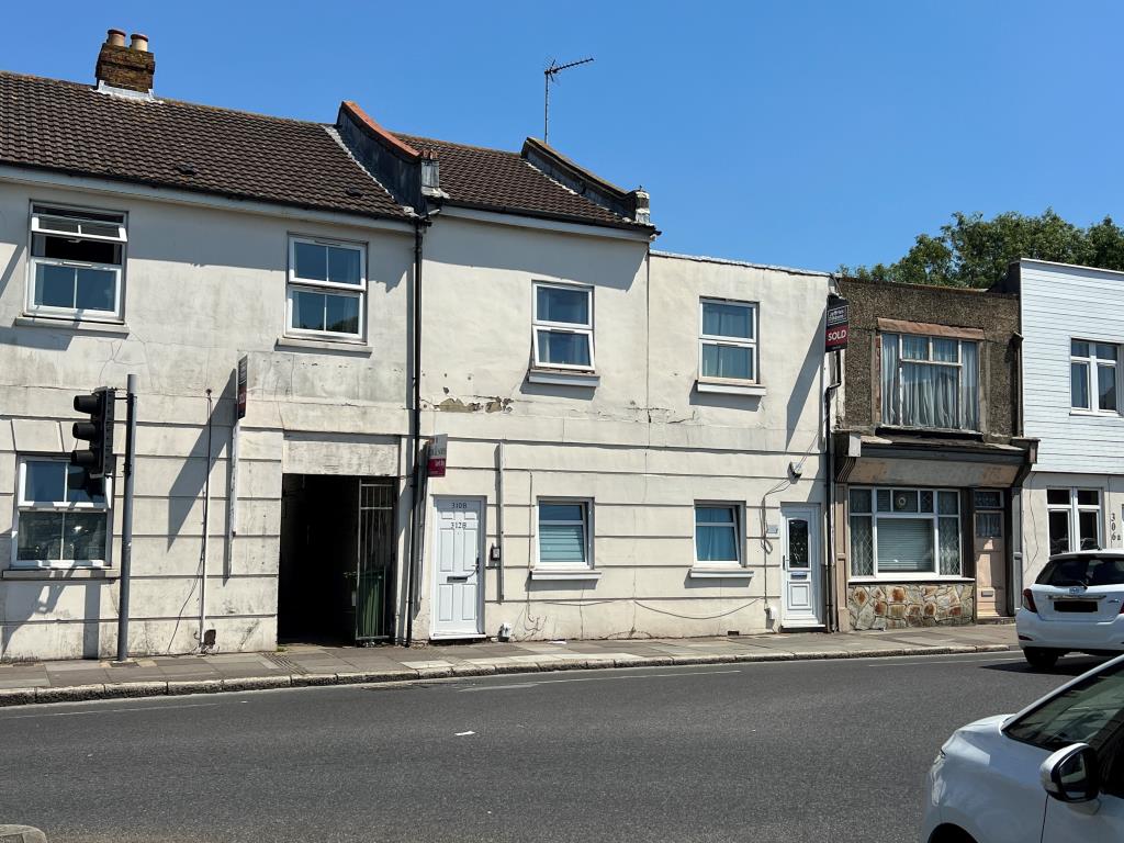 Lot: 135 - FREEHOLD GROUND RENTS - Rendered and painted flat fronted property on main road